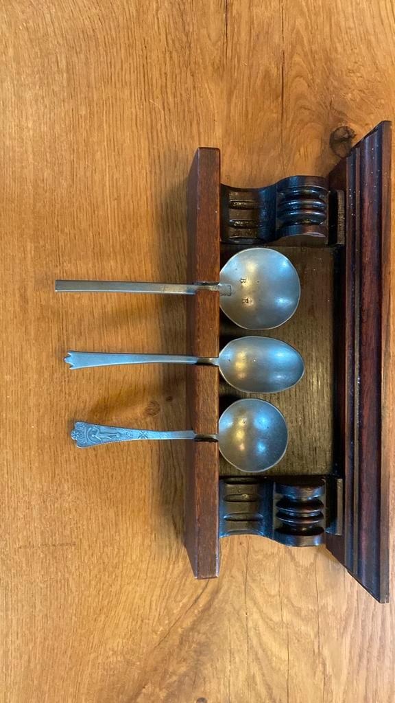 Antiek Lepelrek met 3 Tinnen Lepels, Antiek en Kunst, Antiek | Bestek, Ophalen of Verzenden
