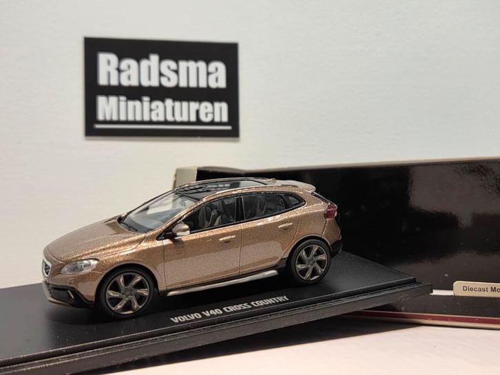 Volvo V40 Cross Country + panodak 1:43 Motorart, Hobby en Vrije tijd, Modelauto's | 1:43, Zo goed als nieuw, Auto, Ophalen of Verzenden