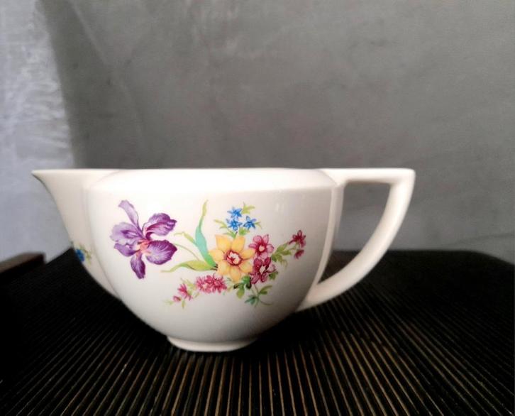 Strak vormgegeven melkkannetje Regout Perle bloemmotief zgst, Antiek en Kunst, Curiosa en Brocante, Ophalen of Verzenden