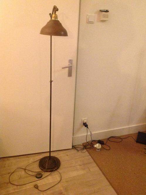 Gecoate Franse ijzeren lamp op voet met voetschakelaar., Huis en Inrichting, Lampen | Vloerlampen, Gebruikt, 150 tot 200 cm, Overige materialen