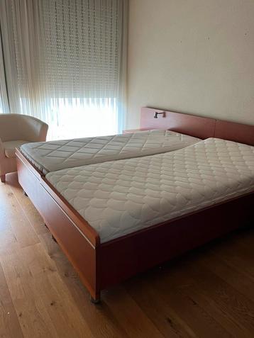 Ledikant met elektrisch verstelbare lattenbodem 2x 90x200 beschikbaar voor biedingen