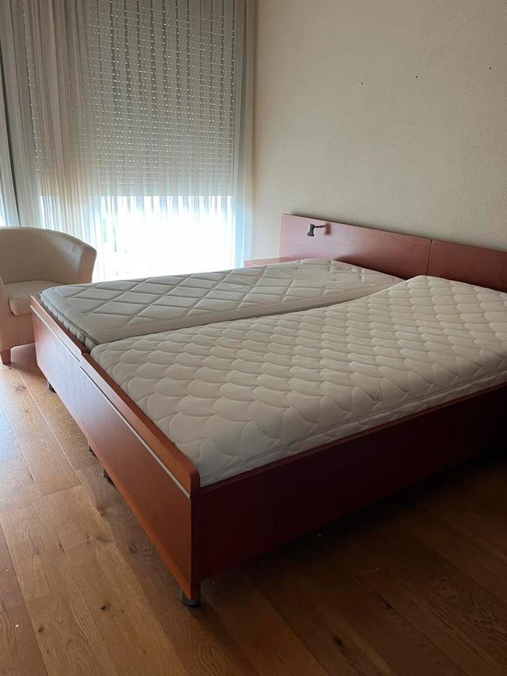 Ledikant met elektrisch verstelbare lattenbodem 2x 90x200, Huis en Inrichting, Slaapkamer | Bedden, Zo goed als nieuw, Tweepersoons