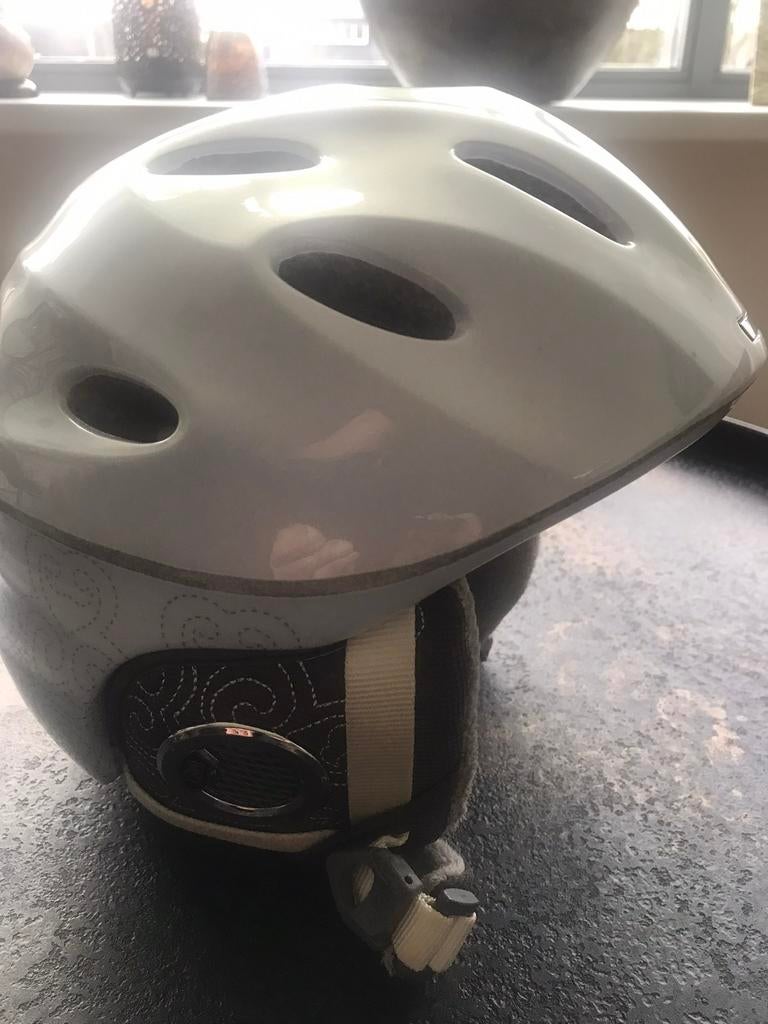 Te Koop Dames GIRO Skihelm, Overige merken, Overige typen, Ophalen of Verzenden, Zo goed als nieuw