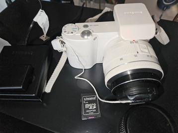 Samsung NX1000 met 2 accu's en flitser+ statief beschikbaar voor biedingen