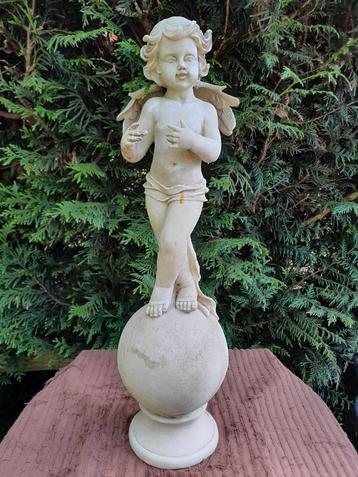 Mooi beeld Engel, staand op een bol, crème wit beschikbaar voor biedingen