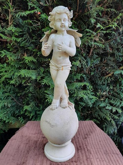 Mooi beeld Engel, staand op een bol, crème wit, Tuin en Terras, Tuinbeelden, Nieuw, Engelenbeeld, Kunststof, Ophalen of Verzenden