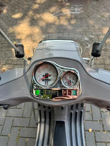 Vespa Snorscooter – Grijs – 2012 – 10.828 km – Opknapper! beschikbaar voor biedingen