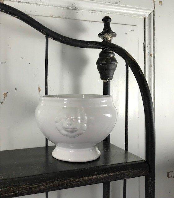 Keramische witte uien soepkom met leeuwenkoppen, Huis en Inrichting, Keuken | Servies, Zo goed als nieuw, Kom(men), Overige stijlen
