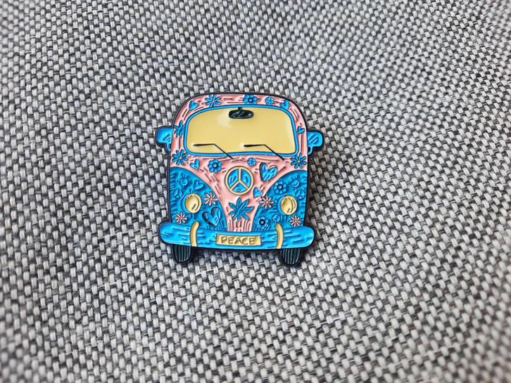 1 mooie pin van een Hippie bus te koop, Verzamelen, Speldjes, Pins en Buttons, Nieuw, Speldje of Pin, Overige onderwerpen, Ophalen of Verzenden