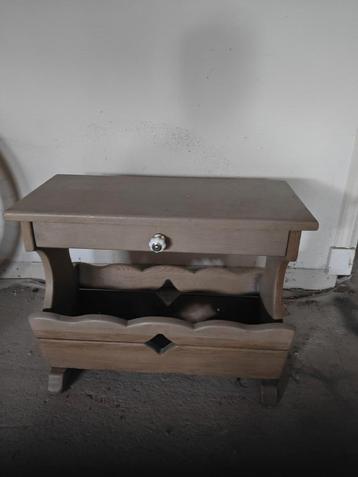 Houten bijzettafel met krantenbak beschikbaar voor biedingen
