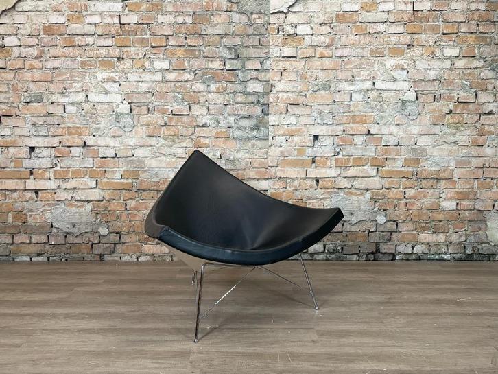 Vitra Coconut bij TheResales, Huis en Inrichting, Fauteuils, Zo goed als nieuw, Kunststof, Leer, Metaal, 100 tot 125 cm, 75 tot 100 cm