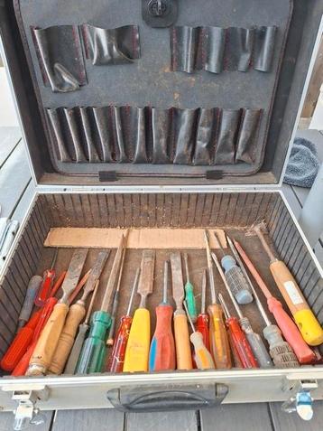 Oud gereedschap met 2  koffers beschikbaar voor biedingen