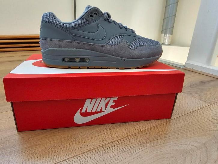 Nike Air Max 1 Cool Grey Gum Sole 42 DS Nieuw, Kleding | Heren, Schoenen, Nieuw, Sneakers of Gympen, Overige kleuren, Ophalen of Verzenden