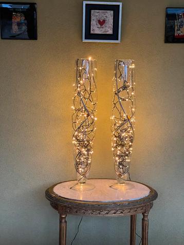 2 unieke handgeblazen vazen met loodstrip en barnsteen beschikbaar voor biedingen