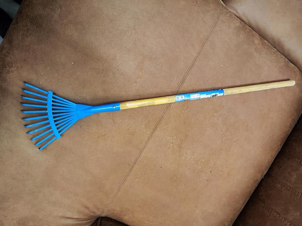 Kleine kinder hark met houten steel, Tuin en Terras, Hand-tuingereedschap, Ophalen of Verzenden, Nieuw, Hark, Play Tive