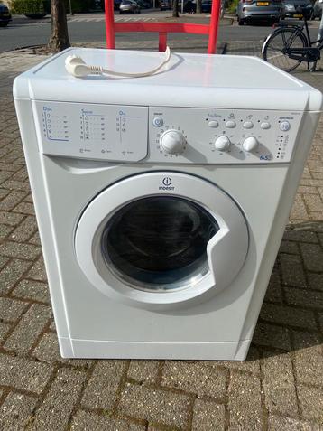 Perfect werkende Indesit wasmachine + droger wasdroger beschikbaar voor biedingen