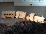Houten trein , locomotief 2 wagons, leuk +Playmobil popjes, Kinderen en Baby's, Ophalen of Verzenden, Zo goed als nieuw