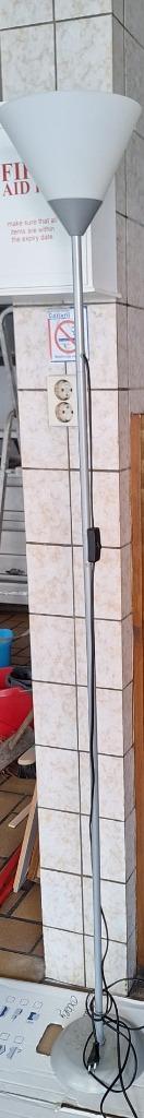 Moderne vloerlamp, Huis en Inrichting, Lampen | Vloerlampen, Ophalen, Zo goed als nieuw, 150 tot 200 cm