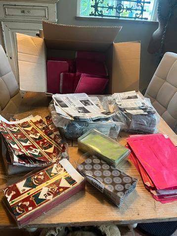 Partij papieren cadeau zakjes beschikbaar voor biedingen