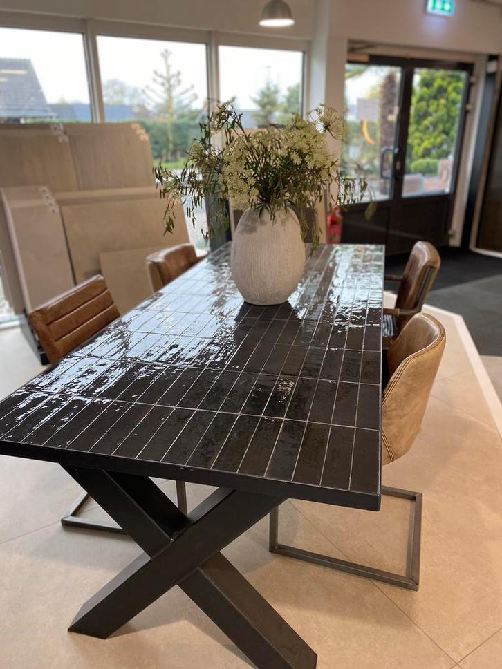 Industriële tafel tegelblad met 4 cognackleur leren stoelen, Huis en Inrichting, Tafels | Eettafels, Zo goed als nieuw, 50 tot 100 cm