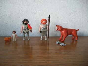 Twee Neandertalers , baby en sabeltandtijger beschikbaar voor biedingen