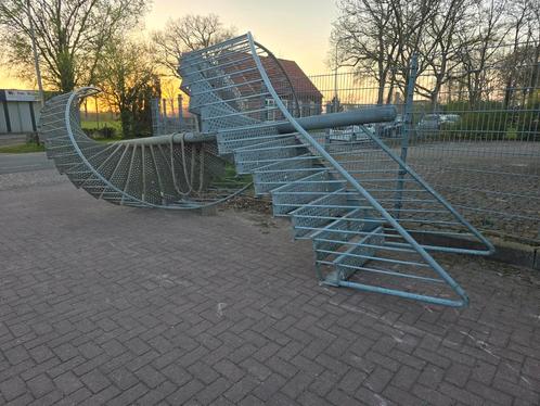 Wenteltrap gegalv hoog +/-8.37 aantal 2 stuks, Doe-het-zelf en Verbouw, Ladders en Trappen, Zo goed als nieuw, 2 tot 4 meter, Ophalen