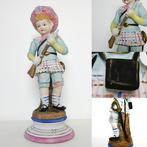 Biscuit porselein beeld van een jonge Jager jacht, Antiek en Kunst, Antiek | Porselein, Ophalen of Verzenden