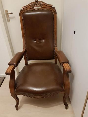 Antieke fauteuil met lederen bekleding beschikbaar voor biedingen
