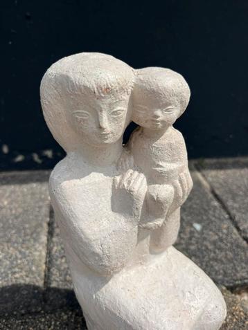 Wit aardewerk beeld, moeder en kind beschikbaar voor biedingen