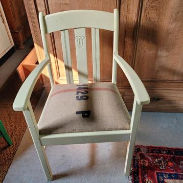 Brocante oude cremekleurige stoel met jute zitting beschikbaar voor biedingen