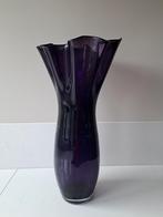 Paarse vaas circa 50cm hoog, Huis en Inrichting, Woonaccessoires | Vazen, Overige kleuren, 50 tot 75 cm, Ophalen of Verzenden