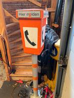 Hier melden verkeerszuil verkeerspaal decoratie mancave, Verzamelen, Ophalen of Verzenden, Gebruikt