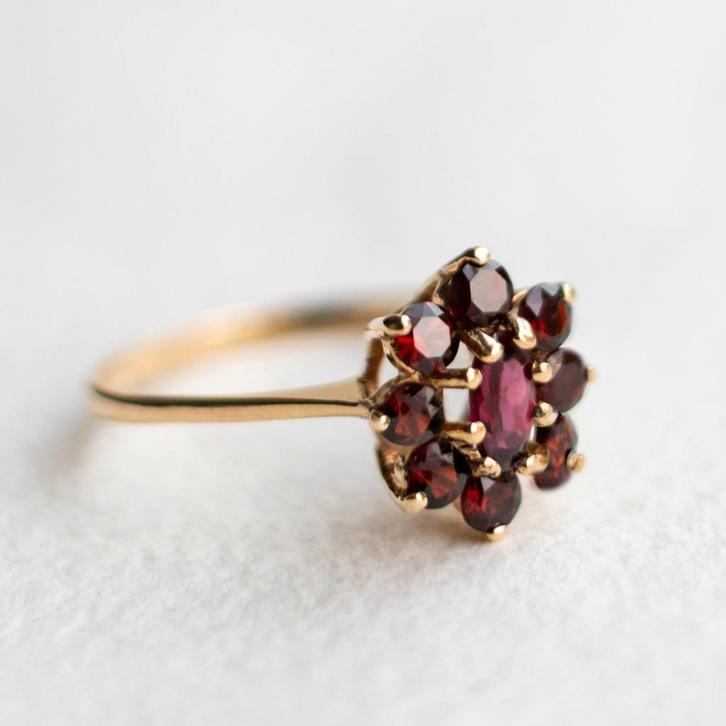 Vintage 9K gouden cluster ring met granaten garnets - 17,25, Sieraden, Tassen en Uiterlijk, Ringen, Zo goed als nieuw, Dame, 17 tot 18