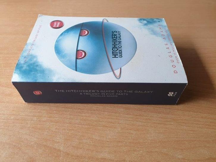 Douglas Adams - The Hitchhiker's Guide to the Galaxy, Boeken, Fantasy, Gelezen, Ophalen of Verzenden