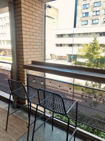 Balkonbar en twee barkrukken beschikbaar voor biedingen