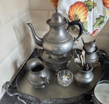 Tinnen theeservies beschikbaar voor biedingen