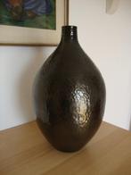 Design vaas, bronskleurig, gehamerd aluminium. 33cm hoog., Overige materialen, Overige kleuren, Ophalen of Verzenden, Zo goed als nieuw