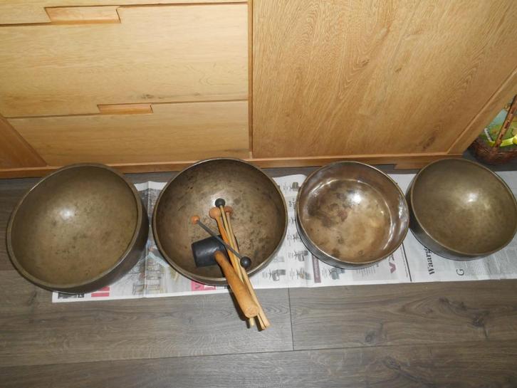 4 unieke oude antieke prachtige  klankschalen Tibettaans, Muziek en Instrumenten, Overige Muziek en Instrumenten, Zo goed als nieuw