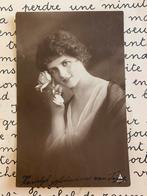Dame met roos, Verzamelen, Ansichtkaarten | Themakaarten, Ophalen of Verzenden, 1920 tot 1940, Gelopen, Overige thema's