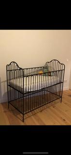 Zwart Stalen ledikantje, Kinderen en Baby's, Kinderkamer | Bedden, Ophalen, Zo goed als nieuw, Minder dan 140 cm, Matras