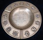 GROTE Bronzen ZODIAC design schaal - tafelasbak gesigneerd, Ophalen of Verzenden