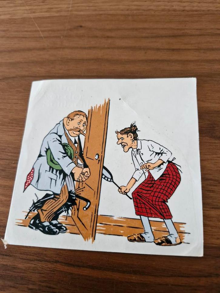 510 Sticker Vintage plaatje: Man aan de deur met Boze Vrouw, Verzamelen, Stickers, Ophalen of Verzenden