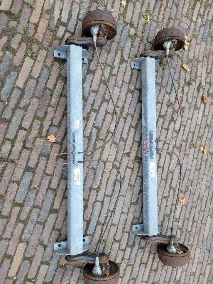 Twee KNOTT Assen - 1350 kg - pad 1200 - flens 1650 - 5x112, Auto diversen, Aanhangwagen-onderdelen, Gebruikt, Ophalen