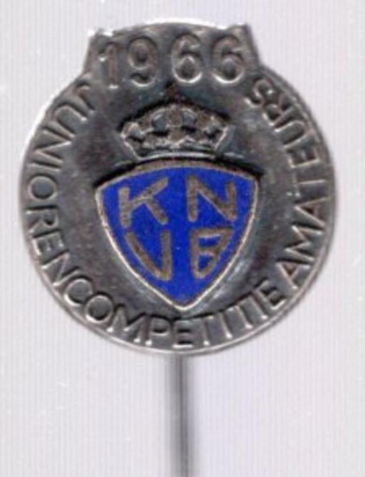 KNVB 1966 Juniorencompetitie amateurs speldje ( Z_092 ), Verzamelen, Speldjes, Pins en Buttons, Zo goed als nieuw, Speldje of Pin