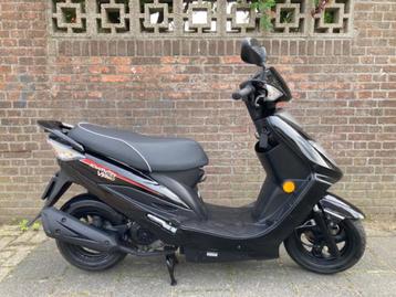 MOOIE KYMCO VP 50 SNOR SCOOTER ! BOUWJAAR 2016 WEINIG KM !! beschikbaar voor biedingen