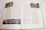 Op Huninga — Familiegeschiedenis Hoogeland [Gesigneerd], Ophalen of Verzenden, 20e eeuw of later, Zo goed als nieuw