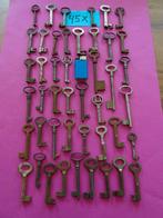 45 OUDE ANTIEKE SLEUTELS SLEUTEL SLOT SLOTEN DEUR KIST, Ophalen of Verzenden