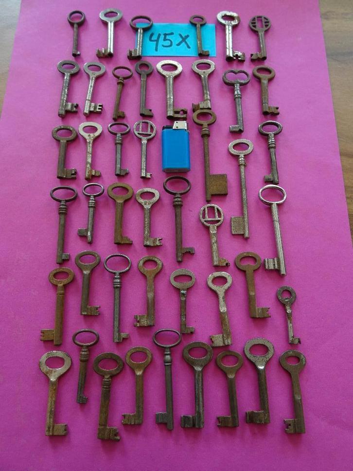 45 OUDE ANTIEKE SLEUTELS SLEUTEL SLOT SLOTEN DEUR KIST, Antiek en Kunst, Curiosa en Brocante, Ophalen of Verzenden