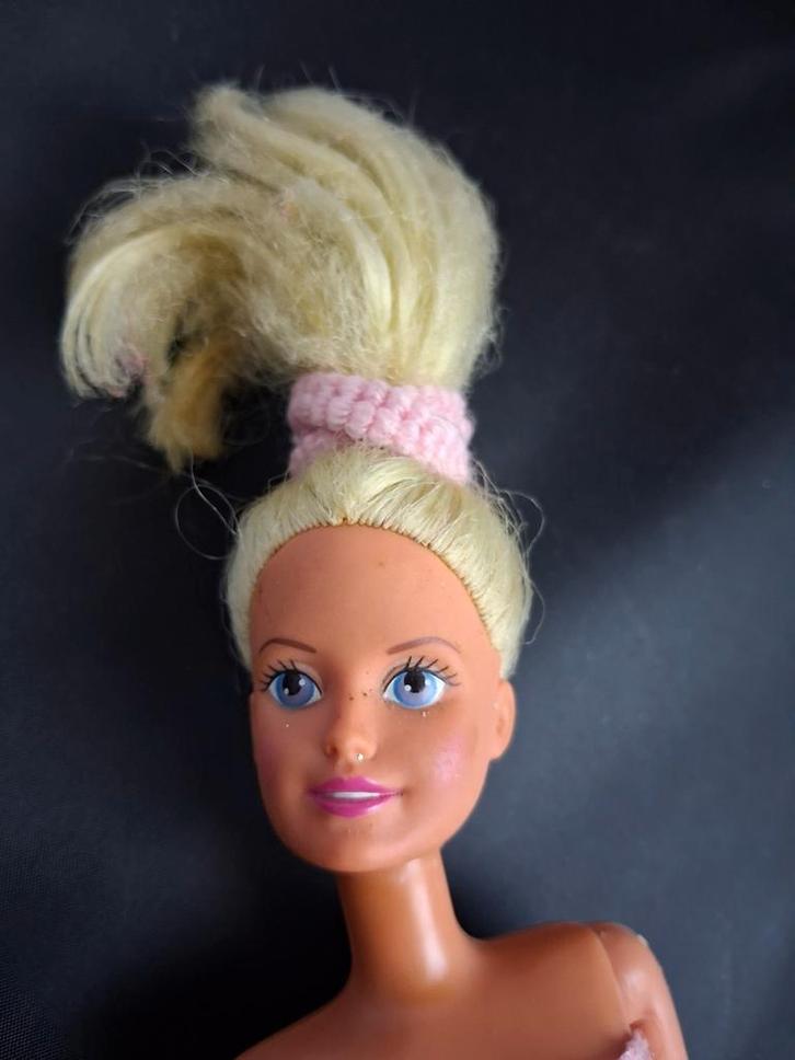 Vintage barbiepop op schaatsen, Verzamelen, Poppen, Zo goed als nieuw, Pop, Ophalen of Verzenden