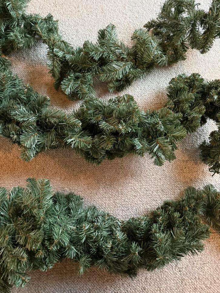 Kerst - twee guirlandes - een slinger, Diversen, Kerst, Zo goed als nieuw, Ophalen